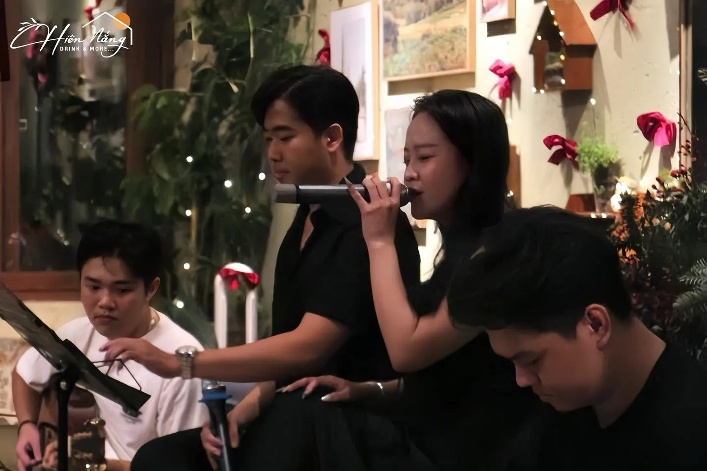 Nữ ca sĩ cùng ban nhạc biểu diễn trong đêm acoustic tại Hiên Nắng