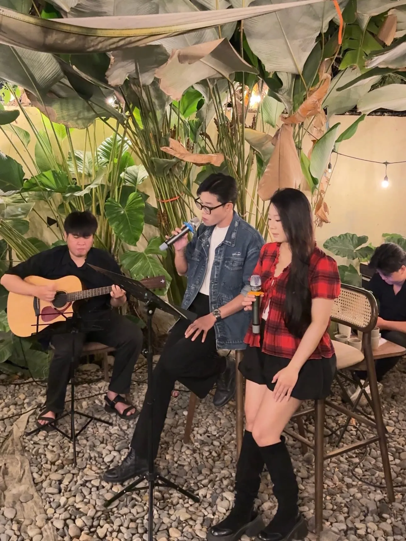 Ban nhạc acoustic biểu diễn giữa khu vườn xanh của Hiên Nắng