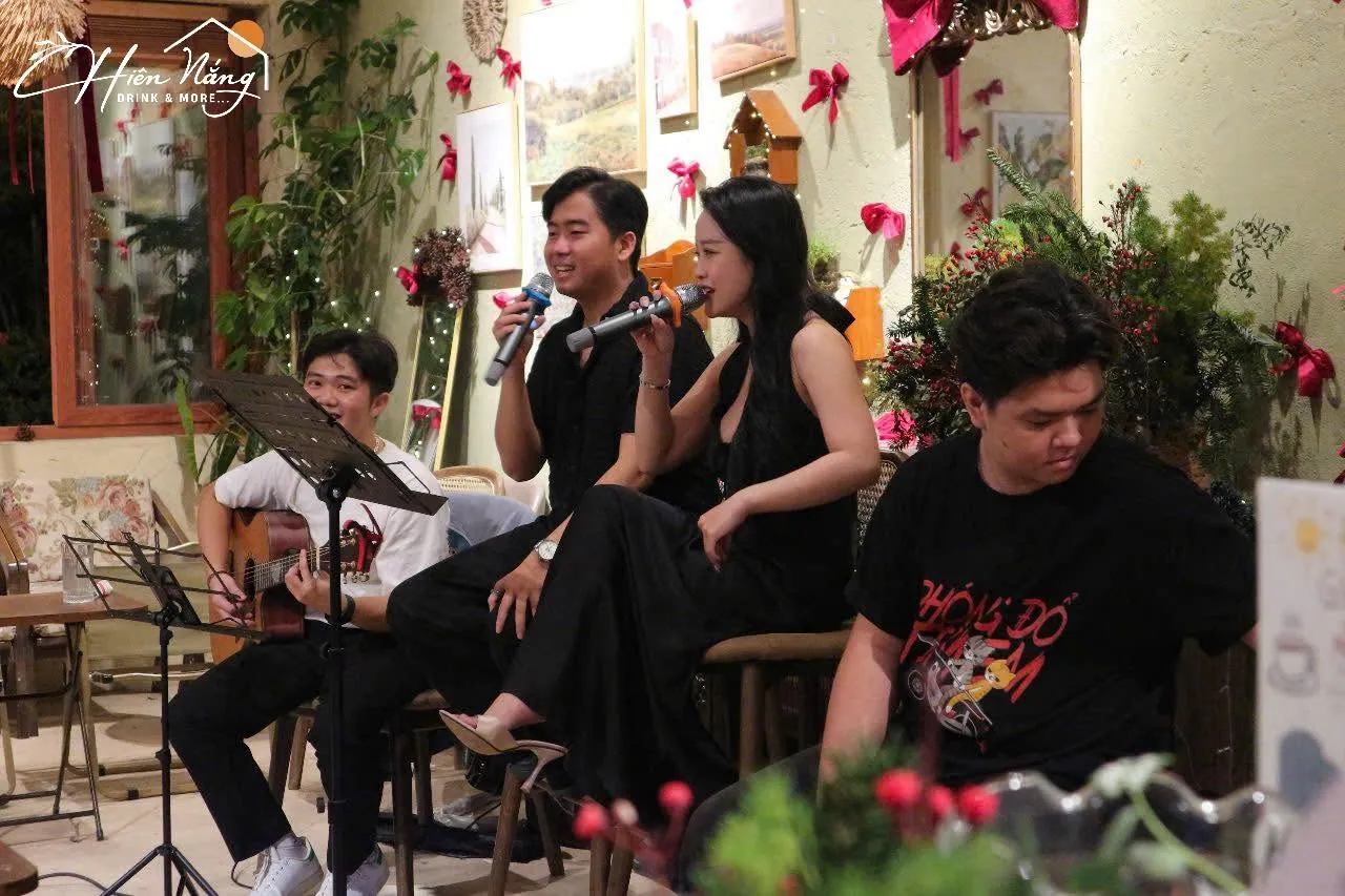 Ban nhạc fullband hòa giọng trong không gian đèn vàng ấm áp