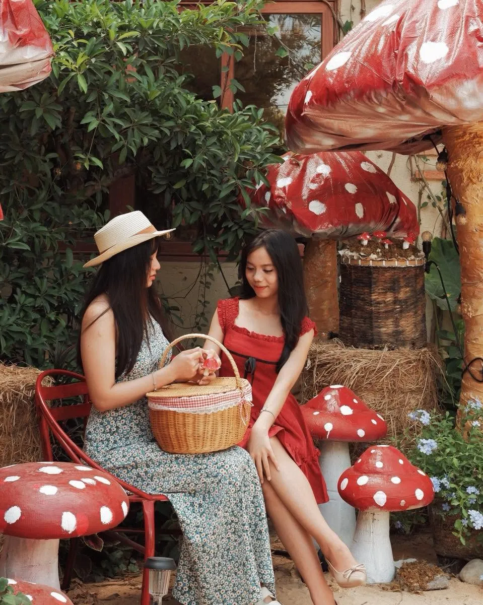 Hai khách thương dạo chơi bên cụm nấm đỏ trong khu vườn Hiên Nắng