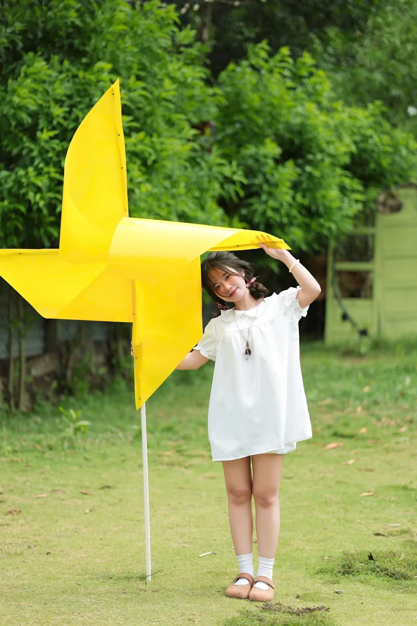 Khách thương vui chơi và chụp ảnh bên hiên nhà Nắng