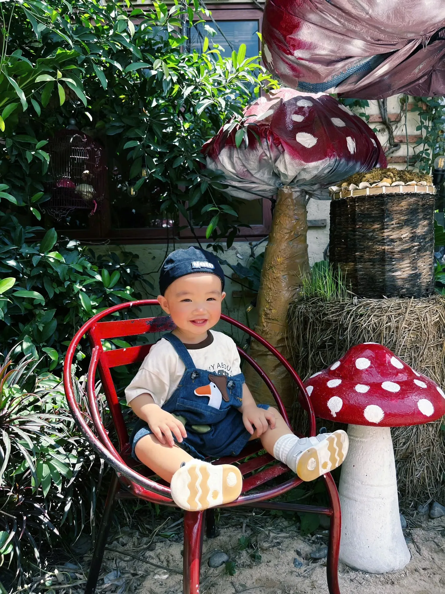 Khách thương vui chơi và chụp ảnh bên hiên nhà Nắng