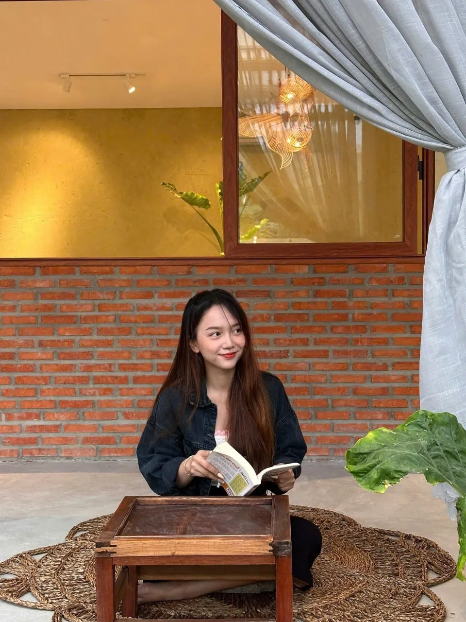 Khách thương lưu lại một khoảnh khắc trong khu vườn Hiên Nắng