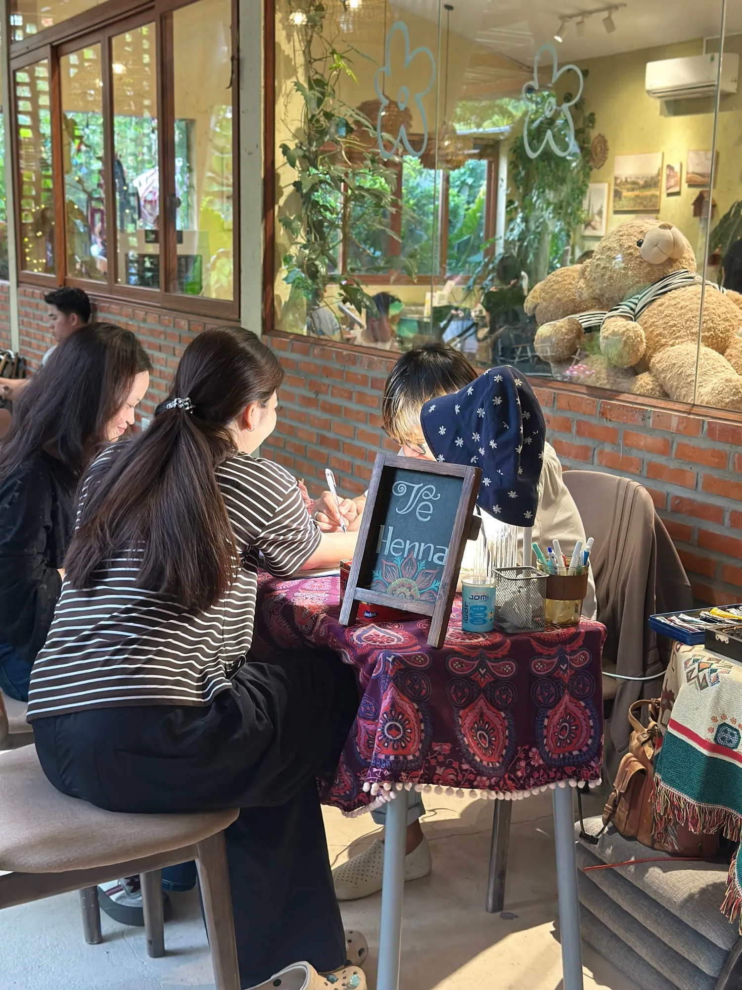Khách thương ghé xem gian hàng trong phiên chợ Hiên Nắng