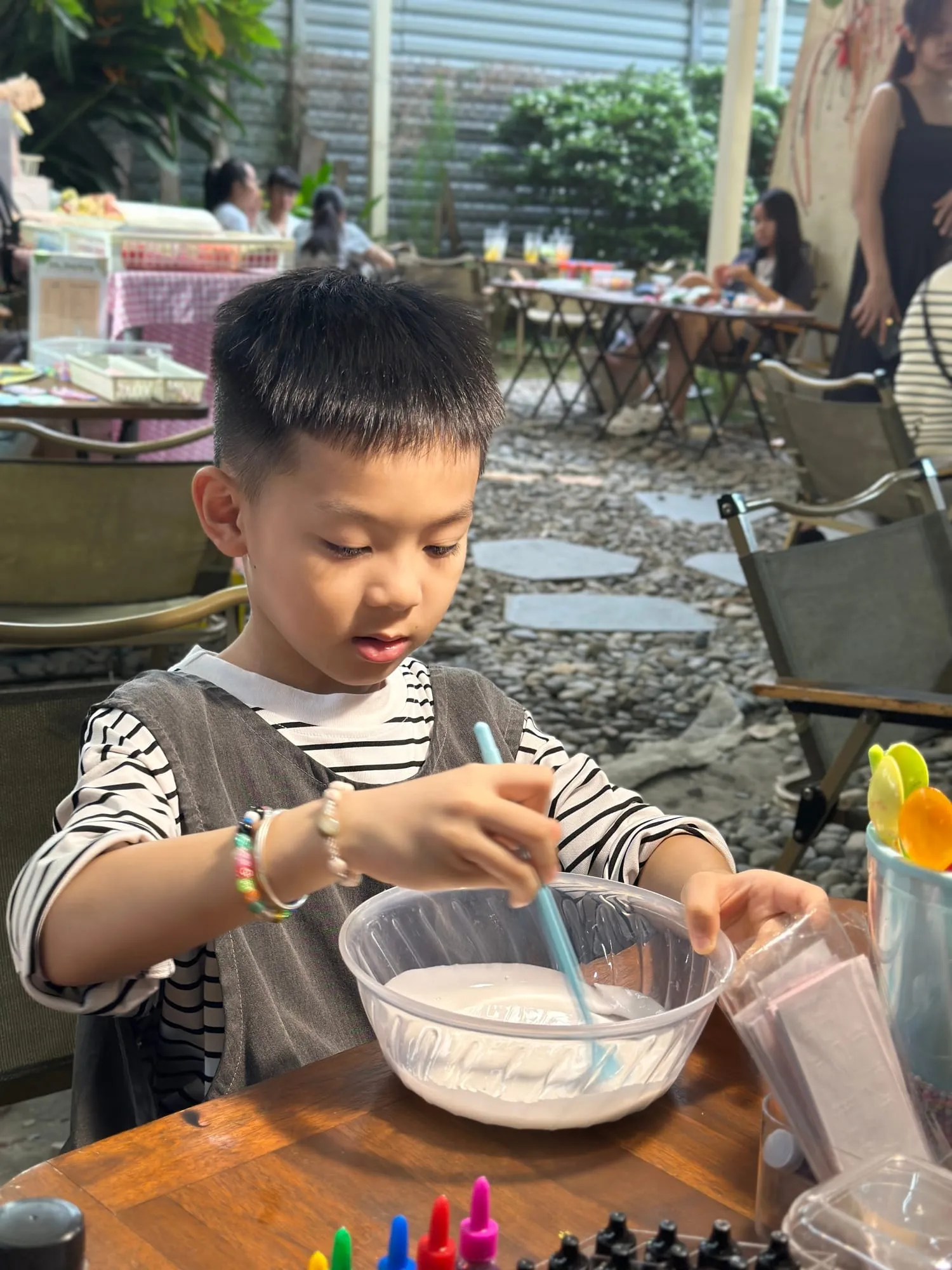 Bạn nhỏ tự tay làm vòng trong workshop cuối tuần