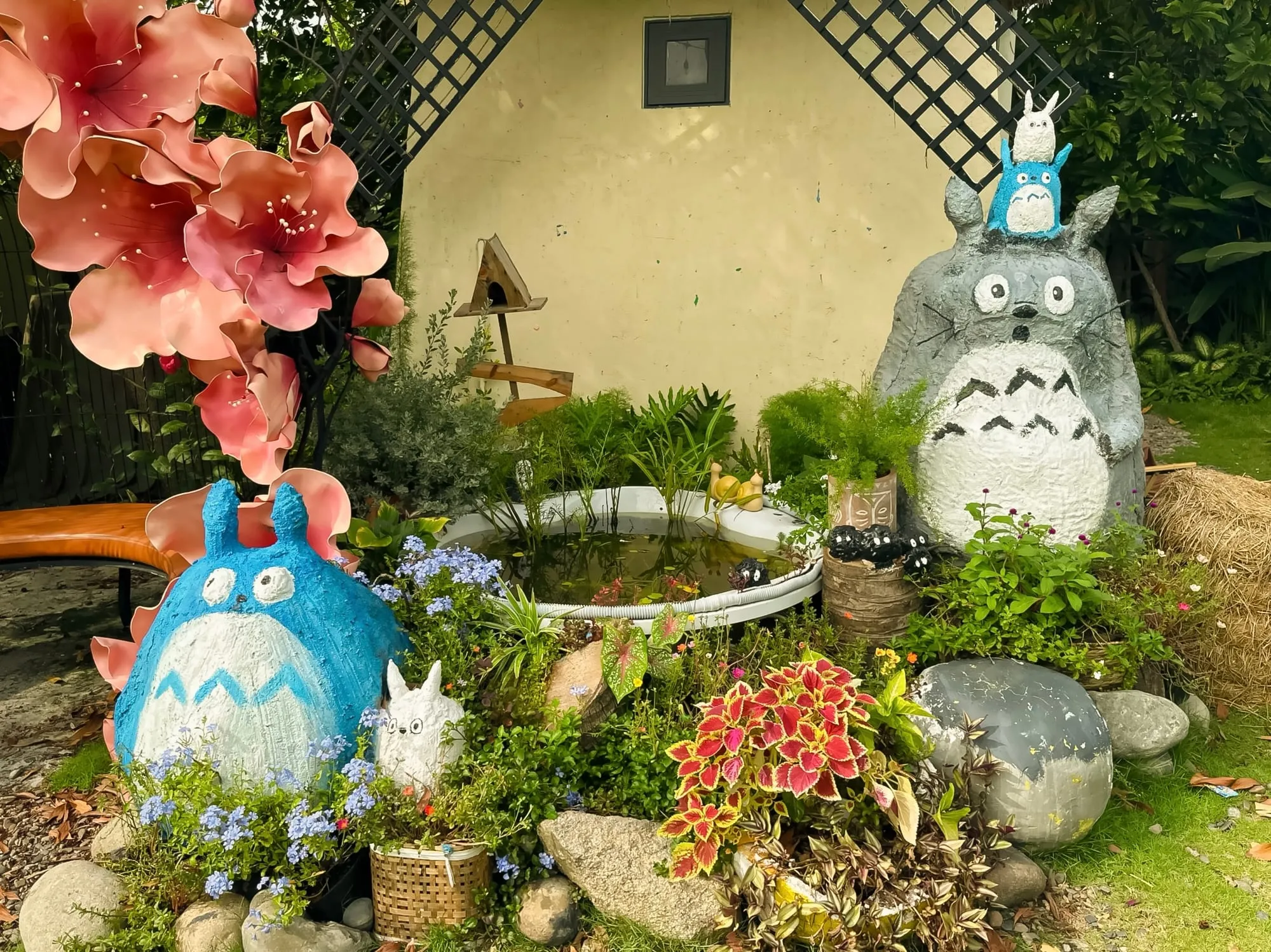 Vườn chibi với Totoro, hồ cá và cối xay gió nhỏ