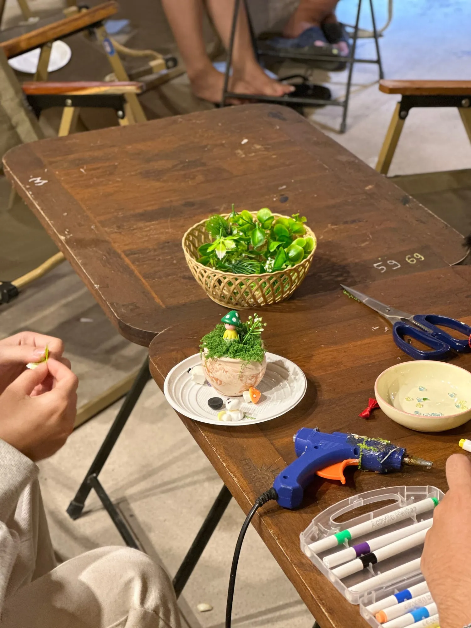 Khách thương cùng làm đồ thủ công trong workshop tại Tiệm Nhà Nắng