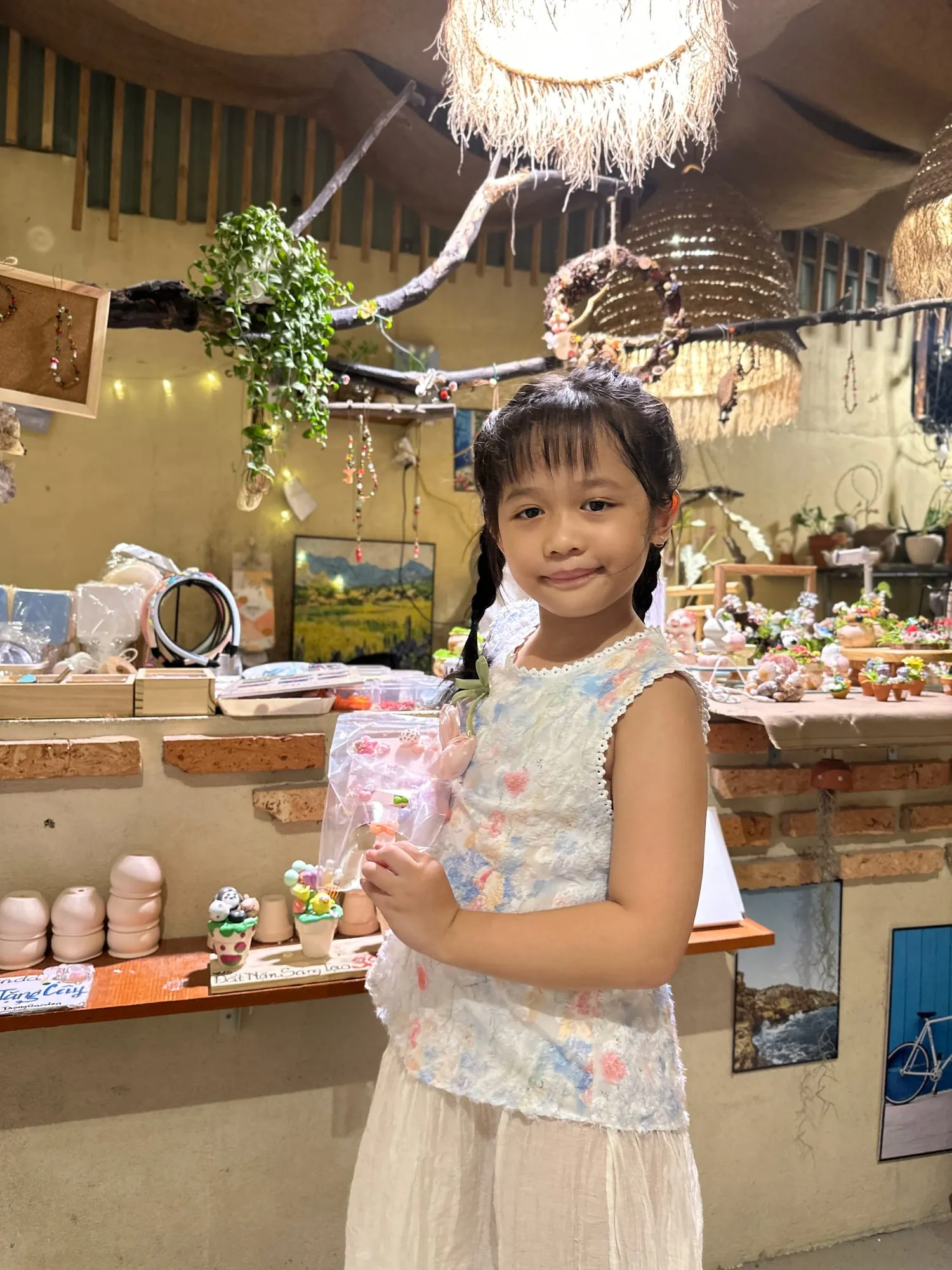 Khách thương cùng làm đồ thủ công trong workshop tại Tiệm Nhà Nắng