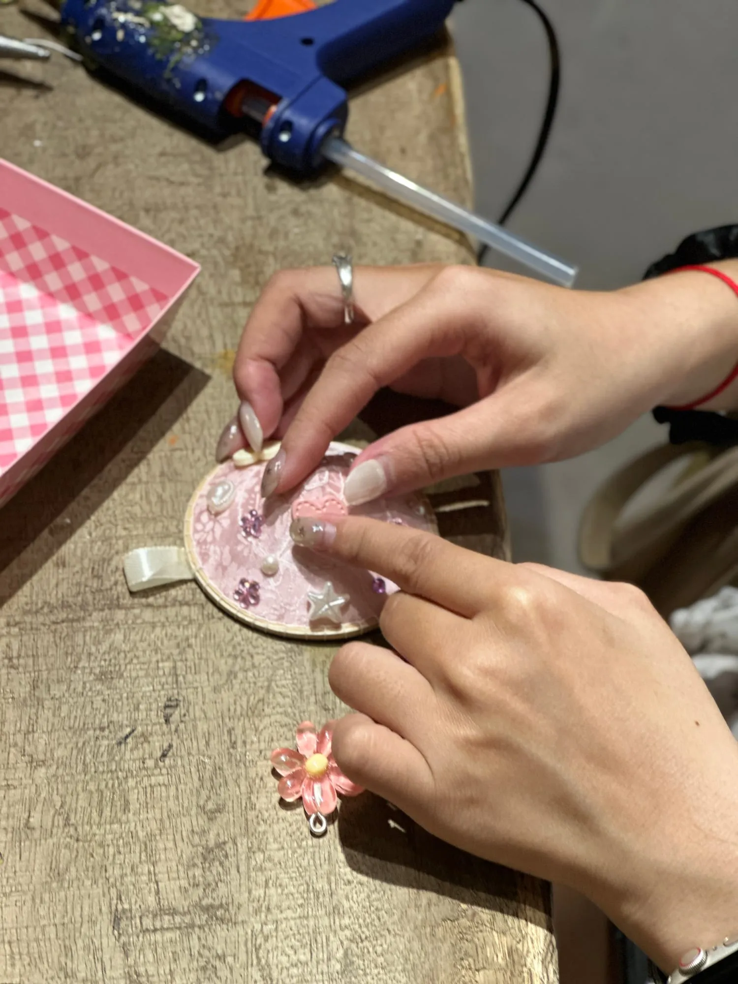 Khách thương cùng làm đồ thủ công trong workshop tại Tiệm Nhà Nắng