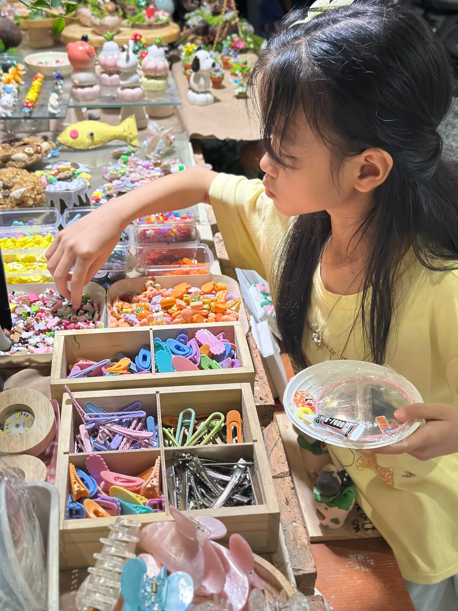 Bạn nhỏ chọn charm để tự làm món phụ kiện trong workshop