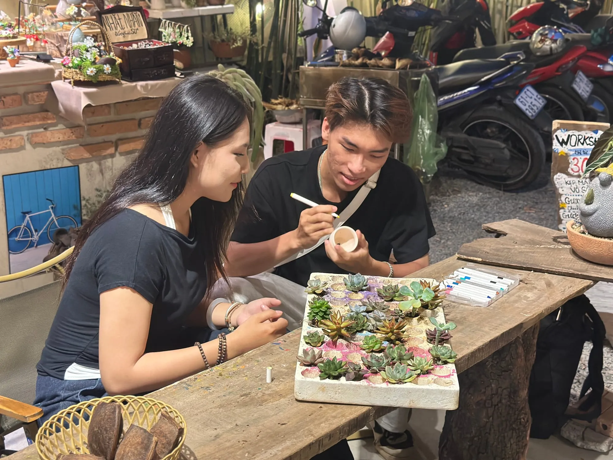 Khách thương cùng làm đồ thủ công trong workshop tại Tiệm Nhà Nắng