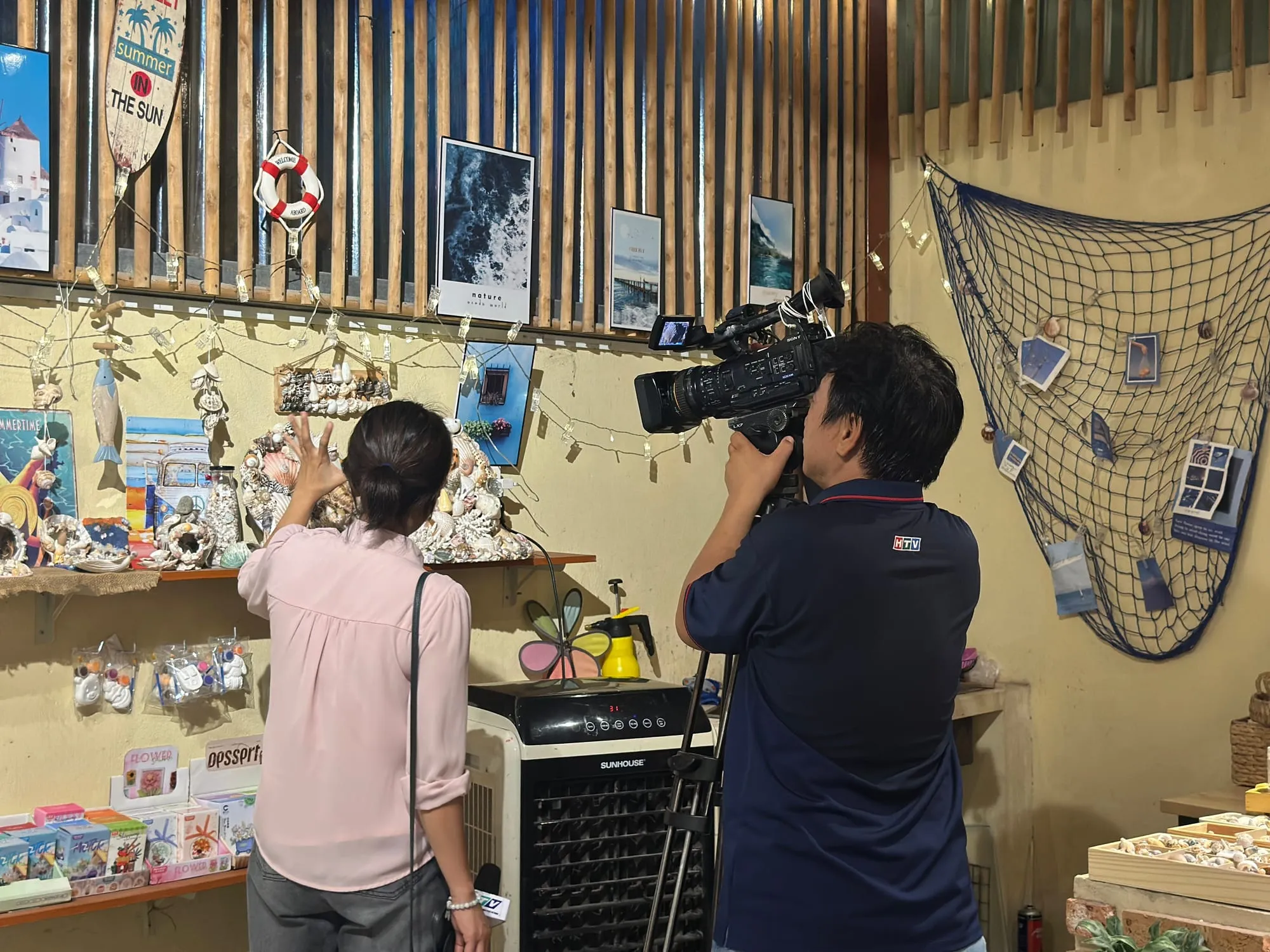 Ê-kíp HTV ghi hình hoạt động thủ công tại Tiệm Nhà Nắng
