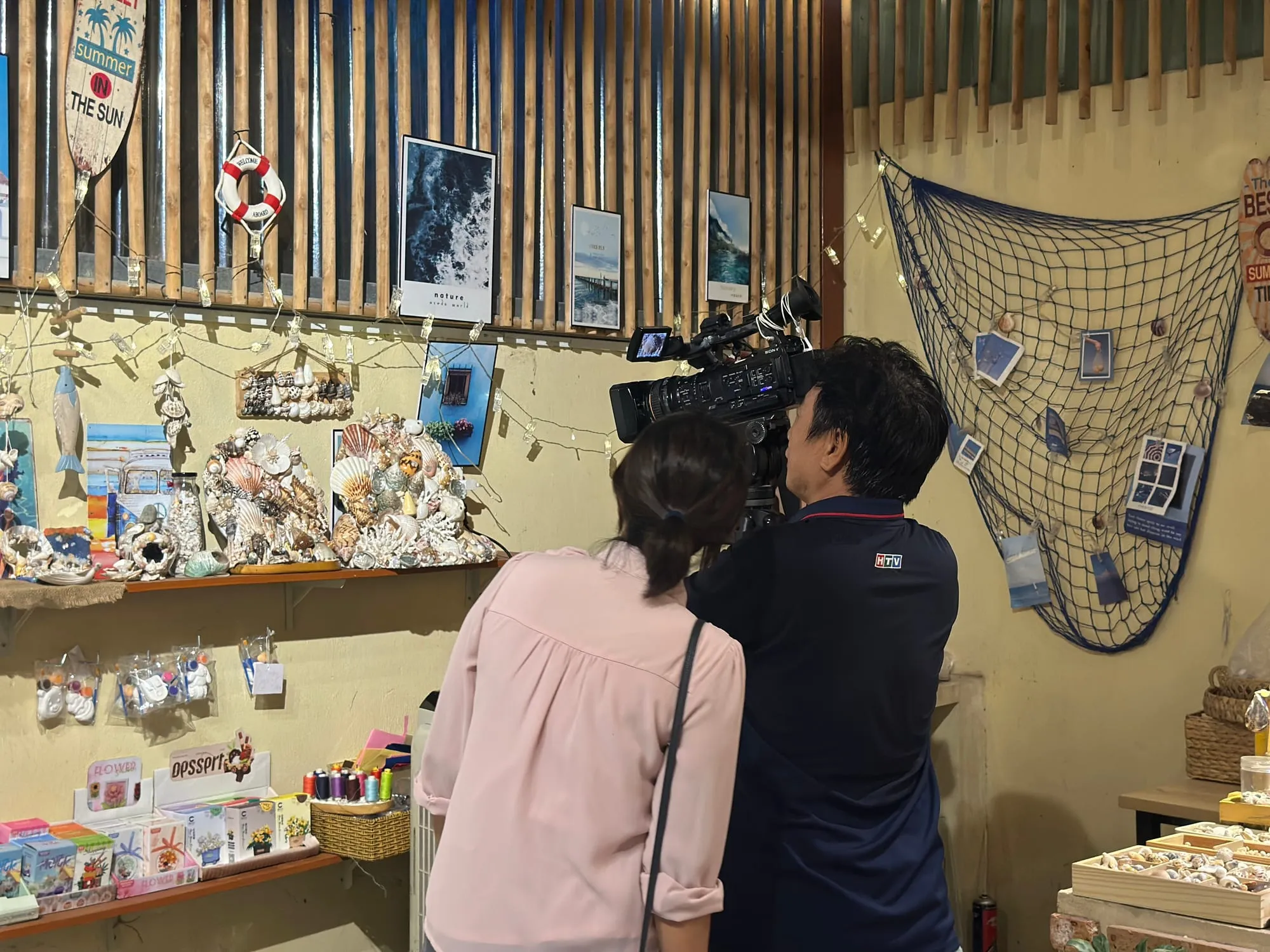 Khách thương cùng làm đồ thủ công trong workshop tại Tiệm Nhà Nắng