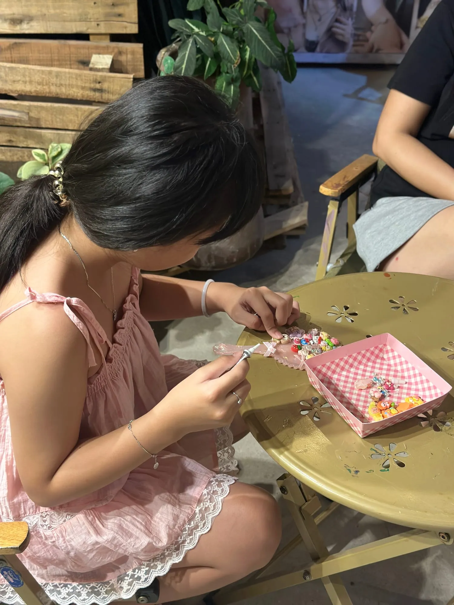 Khách thương cùng làm đồ thủ công trong workshop tại Tiệm Nhà Nắng