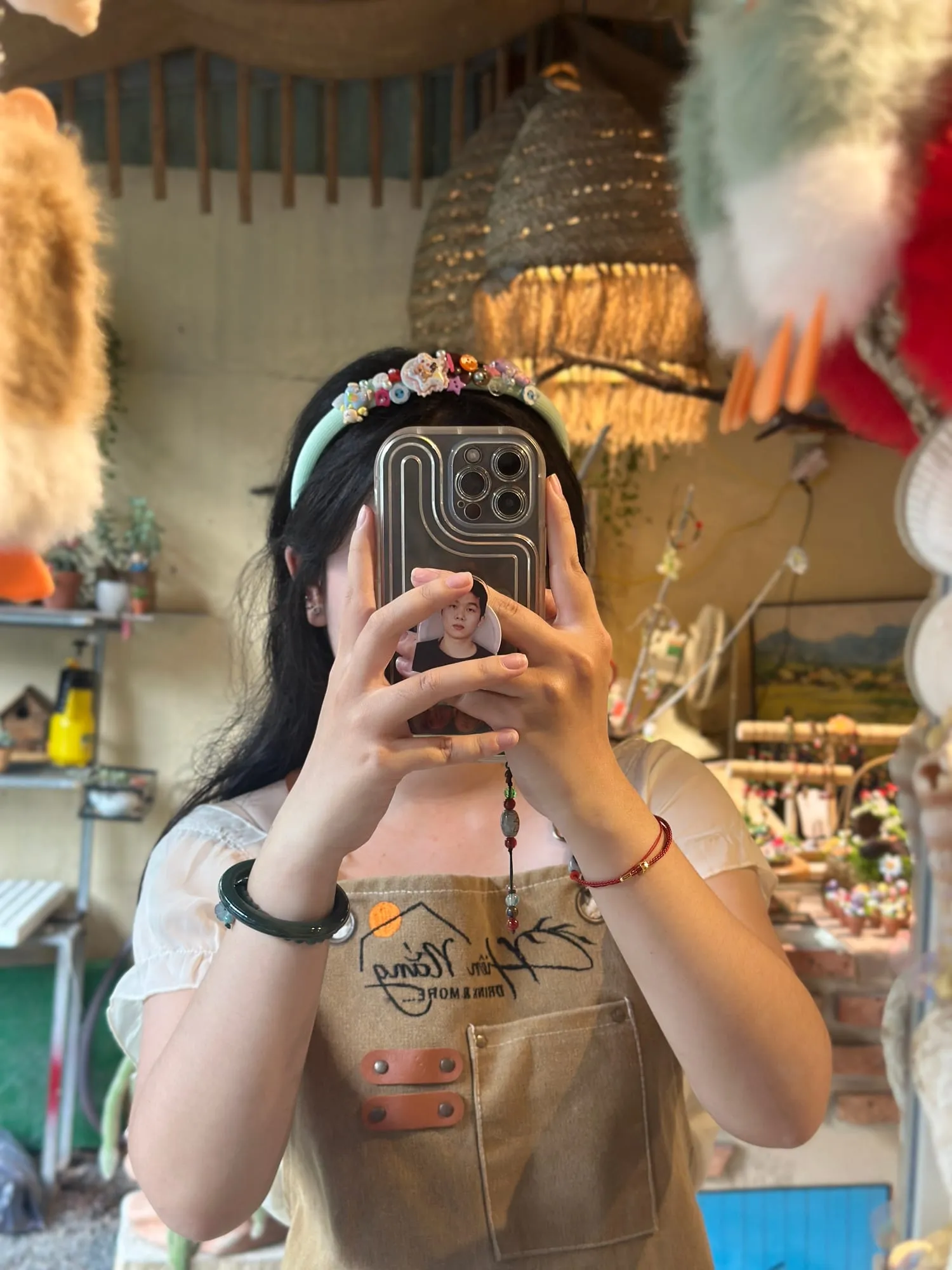 Khách thương cùng làm đồ thủ công trong workshop tại Tiệm Nhà Nắng